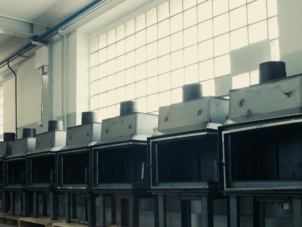 Wkłady kominkowe HEATING na hali produkcyjnej